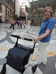 Cruising lady aan de Galleria Umberto in Napels met de Rollz Flex rollator